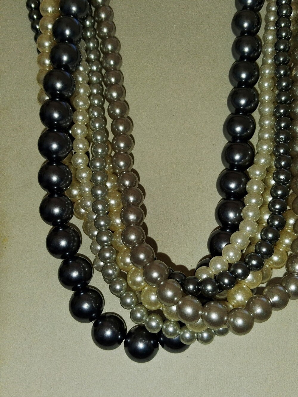 VERY PRETTY 7 STRANDED GREY & WHITE PEARL COSTUME NECKLACE - Picture 4 of 6